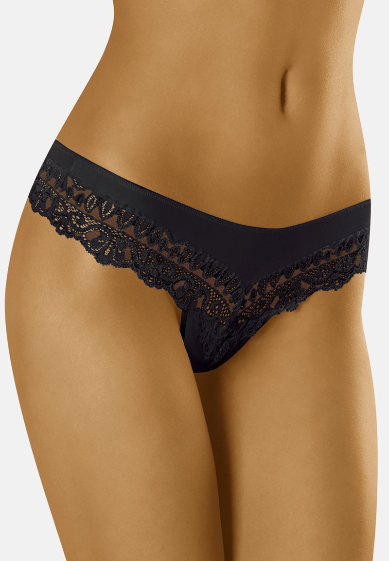 Schwarzer Spitzen-Slip mit raffinierten Blumenmustern entlang des Bundes, kontrastiert mit glattem schwarzen Stoff. Weiche Textur, minimalistisches Design mit wenig Bedeckung.