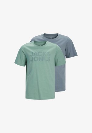 Deux t-shirts en coton à manches courtes, en vert clair et bleu, avec un logo « JACK & JONES » en gros sur le devant du t-shirt vert.