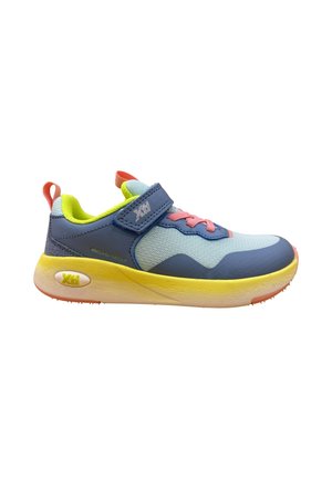 Zapatilla infantil con parte superior azul, cordones rosas, suela amarilla y lengüeta naranja, con cierre de velcro.