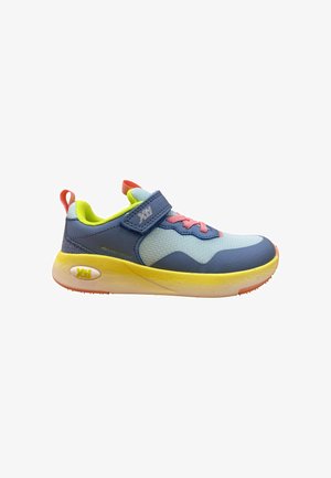 Zapatilla infantil con parte superior azul, cordones rosas, suela amarilla y lengüeta naranja, con cierre de velcro.
