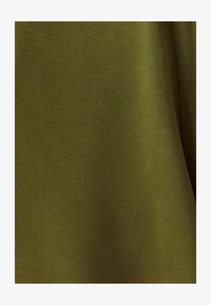 Glatter olivgrüner Stoff mit dezenter Textur und sanften Falten, die zarte Schatten erzeugen.