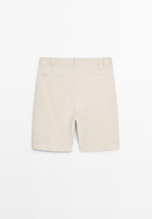 Beige knielange Shorts mit Gürtelschlaufen, zwei Eingrifftaschen hinten und einer Mittelnaht hinten auf weißem Hintergrund.