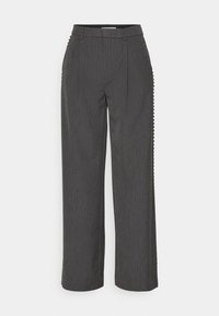 Pantalon large gris foncé avec fines rayures et détails de boutons le long des coutures extérieures, featuring une taille ajustée avec passants pour ceinture.