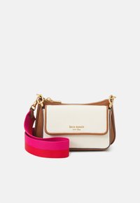 Brązowa i kremowa torebka z złotym logo, podkreślona jasnoróżowym paskiem. Posiada zamek błyskawiczny i prostokątny kształt. Wykonana z fakturowanego płótna.