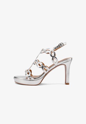 Sandalo argentato con tacco alto, punta aperta, design con cinturini ad anello, fibbia regolabile alla caviglia e suola con piattaforma.