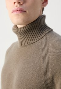 Thumbnail Image 9
