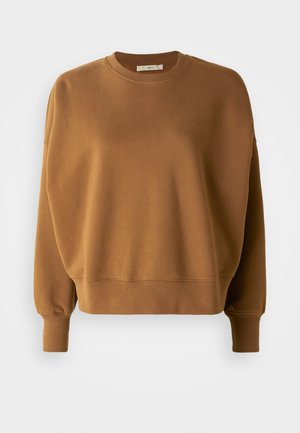 Sudadera marrón de cuello redondo, hecha de un tejido suave con un corte relajado, que presenta puños y dobladillo acanalados, y un diseño minimalista.