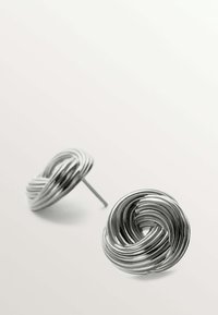 Pendientes de plata en forma de un nudo retorcido, con una superficie lisa y texturizada y un acabado brillante.