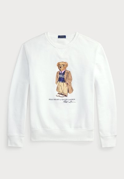 Hvit hettegenser med grafikk av en bjørn i briller, kledd i blazer, skjorte og genser med "POLO"-logo. Teksten under lyder "POLO BEAR av RALPH LAUREN."