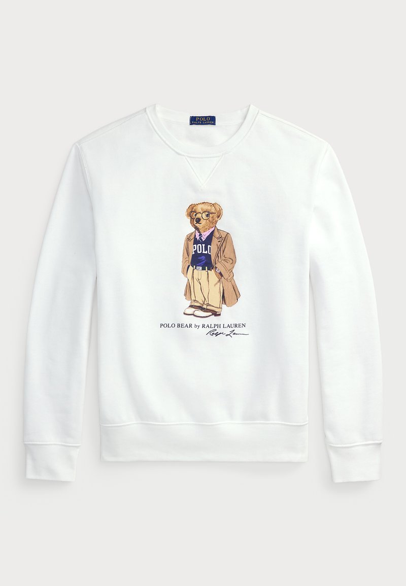Felpa bianca con una grafica di un orso con occhiali, vestito con un blazer, una camicia e un maglione con il logo "POLO". Il testo sottostante recita "POLO BEAR by RALPH LAUREN."