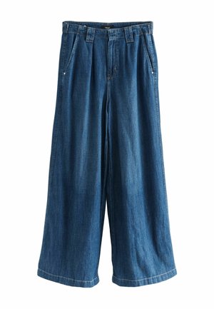 Pantalon large en denim bleu avec plis à l'avant, passants pour ceinture, poches latérales et fermeture à glissière.
