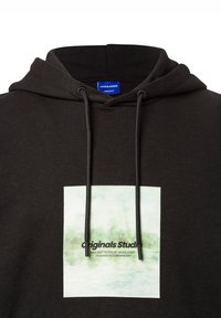 Sudadera negra con cordón y un estampado gráfico cuadrado de color verde claro que incluye texto. Fabricada en suave material de algodón.