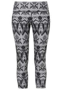 Černé a šedé legíny s geometrickým vzorem v podobě diamantových tvarů, vyrobené z elastického materiálu s hladkou texturou.