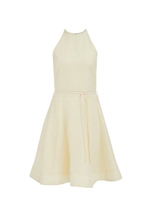 Vestito color crema senza maniche con scollatura a collo all'americana, gonna svasata e sottile cintura in tessuto annodata in vita, su sfondo bianco.