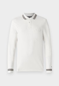 Camisa polo branca de mangas longas com uma pala de dois botões, colarinho às riscas em preto e branco, logótipo bordado no peito e punhos às riscas.