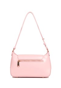 Sac à main en cuir rose de forme arrondie, avec une poche zippée à l'avant et une sangle ajustable fine. Présente des accents en métal doré.