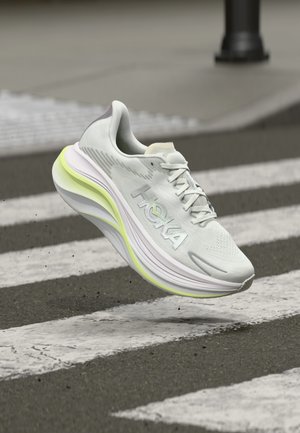 HOKA, SKYWARD X 2 - Hardloopschoenen voor op de weg - white/neon yuzu