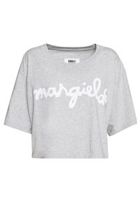 Ljusgrå, kortärmad t-shirt med en vit, handskriven logotyp som tydligt visar "margiela" på framsidan.
