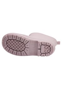 Semelle d'une botte en caoutchouc rose clair montrant des motifs sur la bande de roulement et la taille 30, avec une languette à l'arrière.