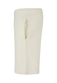 Shorts crème de longueur genou avec une taille élastique et une poche latérale, présentés sur fond blanc.
