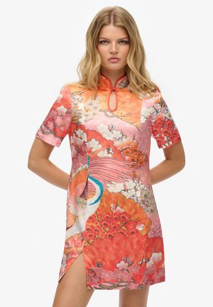 Kurzärmliges Kleid in Rosa- und Orangetönen mit Blumenmustern, einem Stehkragen und einem seitlichen Schlitz für zusätzliche Details.