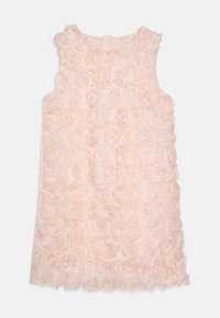 Ροζ φόρεμα με αμάνικο σχέδιο, κατασκευασμένο από υφή υφάσματος διακοσμημένο με τρισδιάστατες εφαρμογές λουλουδιών σε όλο το μπροστινό μέρος.