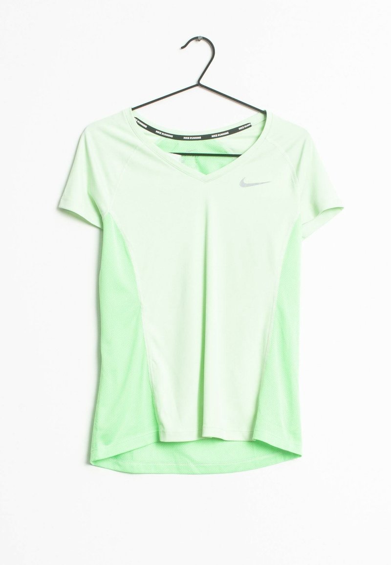 Camiseta de running Nike verde claro con cuello en V y mangas cortas colgando de una percha negra sobre un fondo blanco.