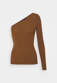 Hnědé žebrované pletené tričko s dlouhým rukávem, které má asymetrický výstřih, přiléhavý střih a měkkou texturu. Štítek viditelný na rameně.