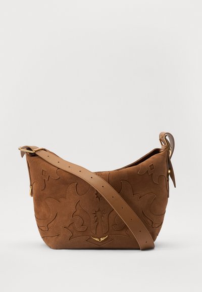 Braune Wildleder-Schultertasche mit geprägtem floralen Design, ergänzt durch einen glatten braunen Ledertrageriemen und goldfarbenen Hardware-Akzenten.