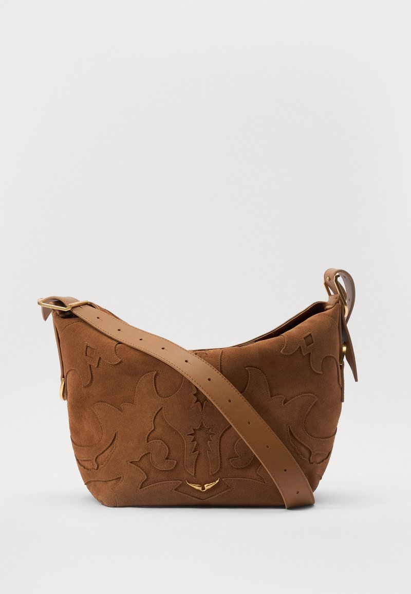 Sac à épaule en suede marron avec un motif floral en relief, complété par une bandoulière en cuir marron lisse et des accents en métal doré.