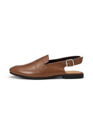 Bruine leren slingback loafer met zilveren gesp, puntige neus en lage zwarte zool.