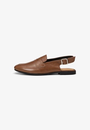 Bruine leren slingback loafer met zilveren gesp, puntige neus en lage zwarte zool.