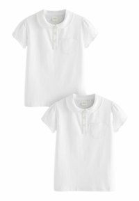 Zwei weiße Baumwoll-T-Shirts mit kurzen Puffärmeln, abgerundetem Kragen, einer Drei-Knopf-Leiste und einem gewellten Taschendetail.