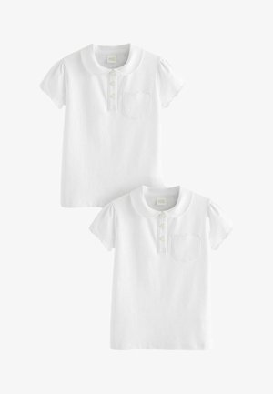 Zwei weiße Baumwoll-T-Shirts mit kurzen Puffärmeln, abgerundetem Kragen, einer Drei-Knopf-Leiste und einem gewellten Taschendetail.