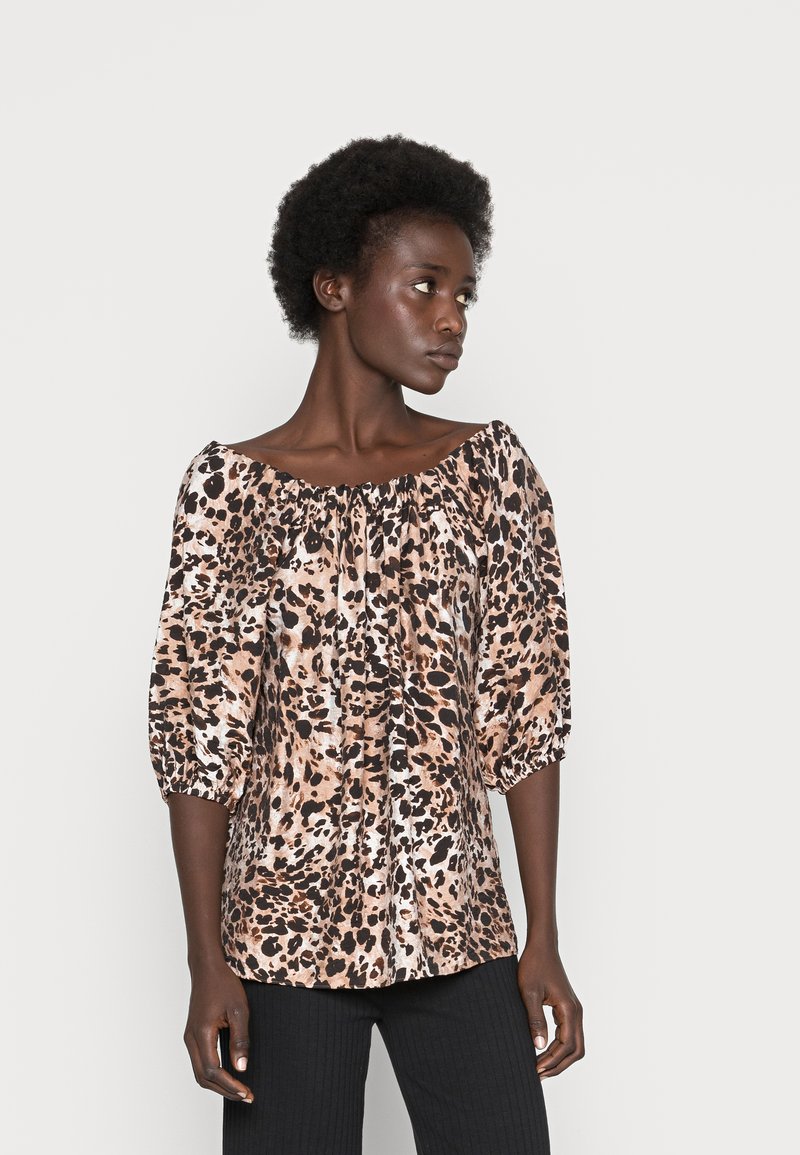 Blusa de estampa de leopardo em tecido leve, com um design off-the-shoulder, mangas bufantes e decote franzido.