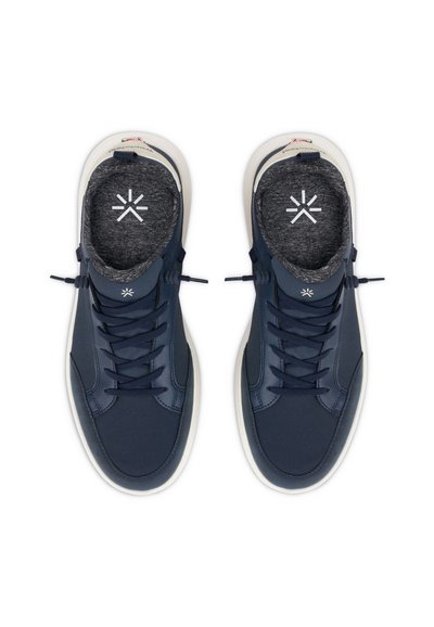 Zapatillas azul marino con un upper suave, paneles texturizados, suela blanca y forro de tela gris. Cuenta con cordones tradicionales y un logo en las plantillas.