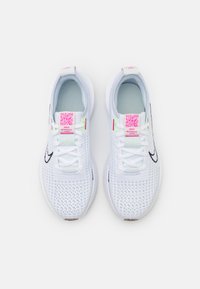 Nike Performance INTERACT RUN - Tenisice za hodanje - white/black/football grey/vapor green/barely green/playful pink