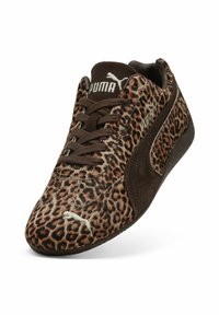 Tennarit, joissa on leopardi-uutiskuva ja ruskea-musta malli, valmistettu mokasta, ja joissa on ruskea nauhakuvio ja Puma-logo kielen päällä.