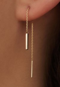 Gouden kettingoorbellen met twee rechthoekige hangers; de ene is korter, met een gladde, gepolijste textuur en een glanzende afwerking.