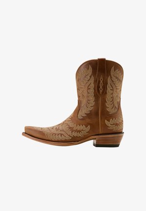 Botte de cow-boy en cuir marron avec une broderie dorée élaborée, un bout pointu et un talon empilé, avec une surface texturée et un design incurvé.