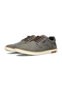 Grijze suède schoenen met bruine veters en accenten, met een witte rubberen zool en een gladde textuur. Ronde neusontwerp, casual stijl.