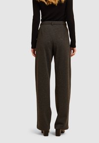 Pantalons à jambes larges en tissu gris foncé avec une finition texturée, dotés d'une taille haute, de passants de ceinture et d'un ourlet droit.