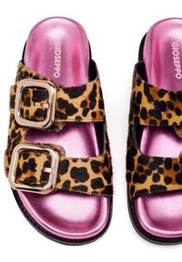 Infradito con stampa leopardata, dotate di due ampie fasce e fibbie in argento. Soletta in metallo rosa, suola piatta e texture morbida. Marca Gioseppo.
