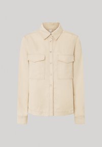 Cămașă bej cu nasturi, guler, două buzunare pe piept, mâneci lungi și o croială dreaptă; confecționată dintr-un material neted.