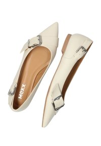 Spitze Ballerinas aus cremefarbenem synthetischem Material mit einem breiten Riemen und einer silbernen Schnalle über dem Rist. Hellbraune Sohle.