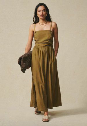 REGULAR FIT - RUCHED BANDEAU MIDI DRESS WITH LINEN  . - Maxi šaty - khaki/green