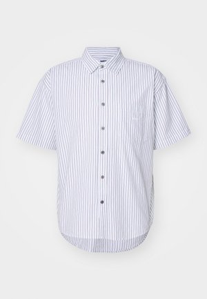 Kortermet skjorte i hvit med tynne vertikale blå og røde striper, med en sidelomme og buet hemline.
