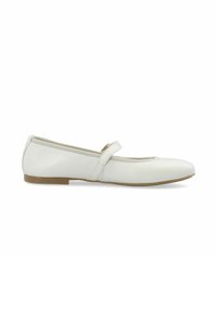 Pisos de ballet de cuero blanco con puntera redondeada, suela plana y una correa diagonal en el mediopié. Diseño minimalista con textura suave.