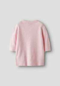 Hellrosa Strickpullover mit kurzen Ärmeln, weicher Textur und geripptem Saum. Einfaches, lässiges Design mit Rundhalsausschnitt.