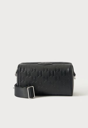 Sac bandoulière rectangulaire en cuir noir avec motif géométrique embossé et bandoulière en tissu noir réglable avec boucle argentée.